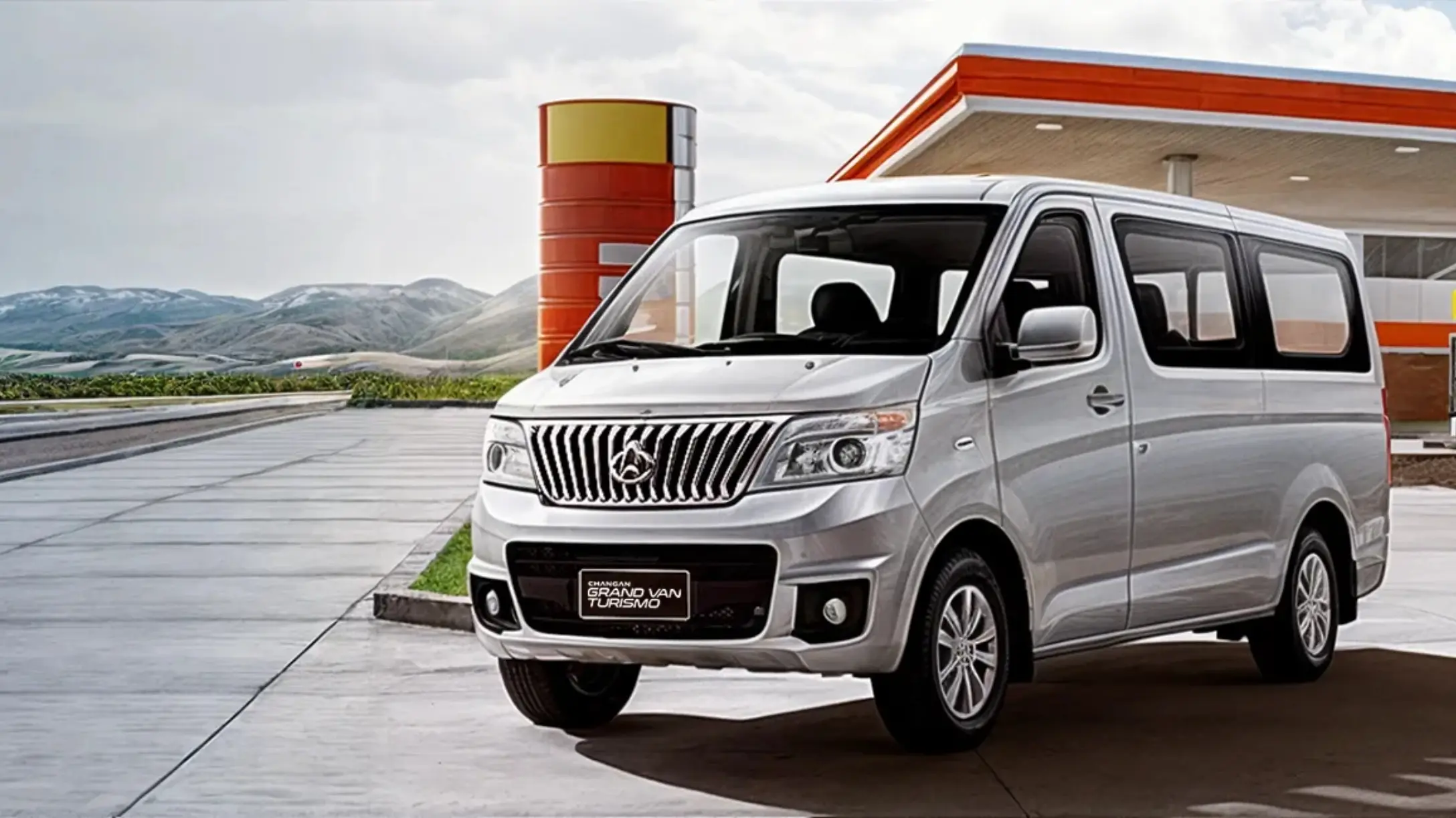 Changan Grand Van Turismo en estación de gasolina