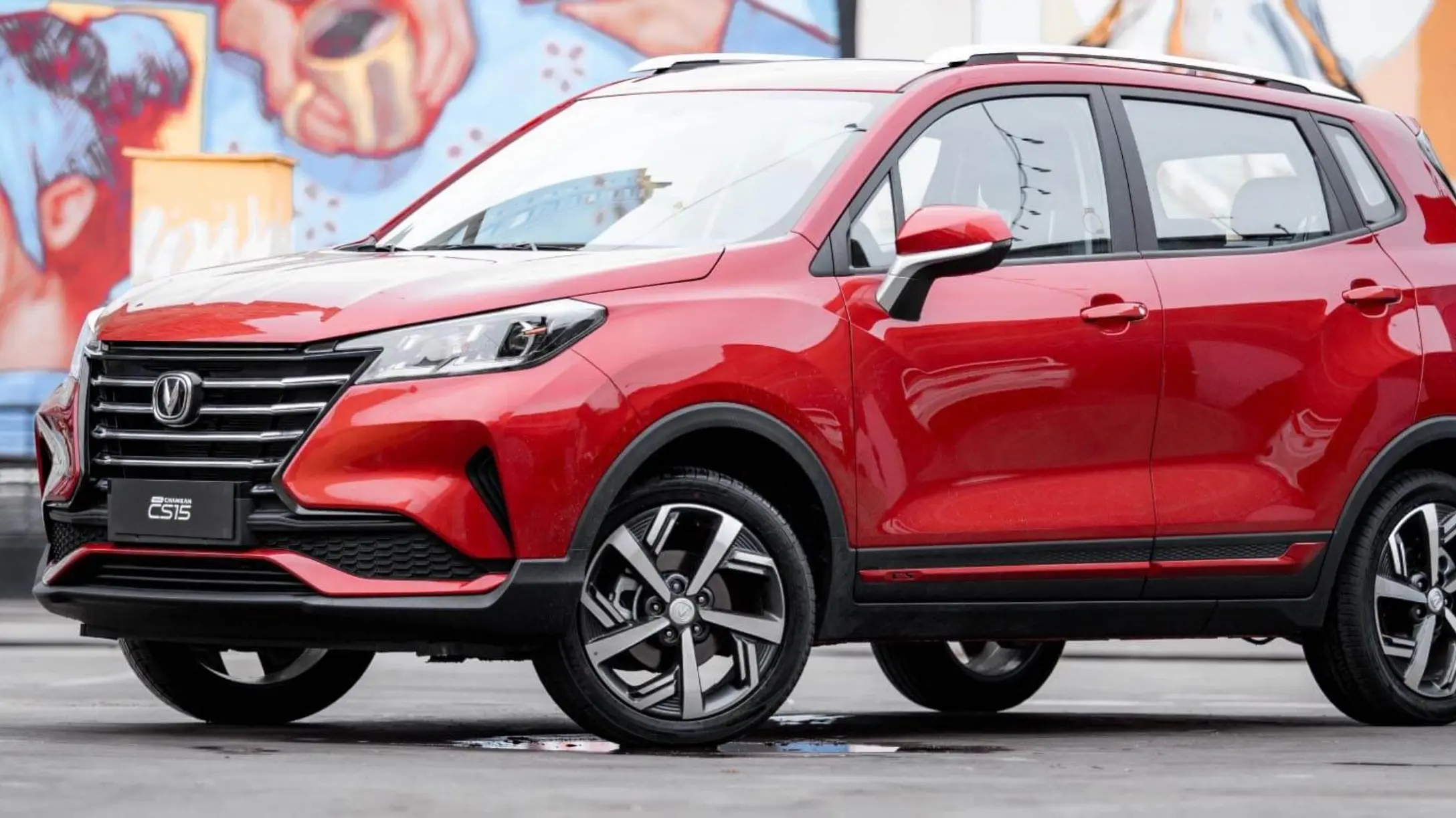 SUV compacto Changan New CS15 de color rojo brillante