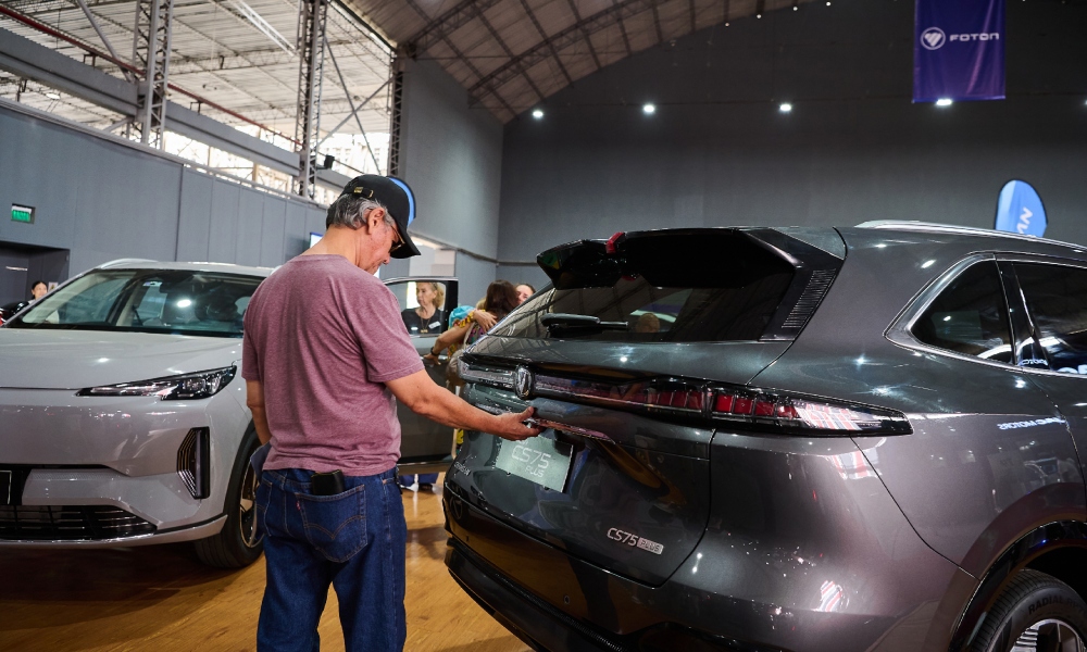 Persona abriendo el Baúl de un Changan CS75 Plus