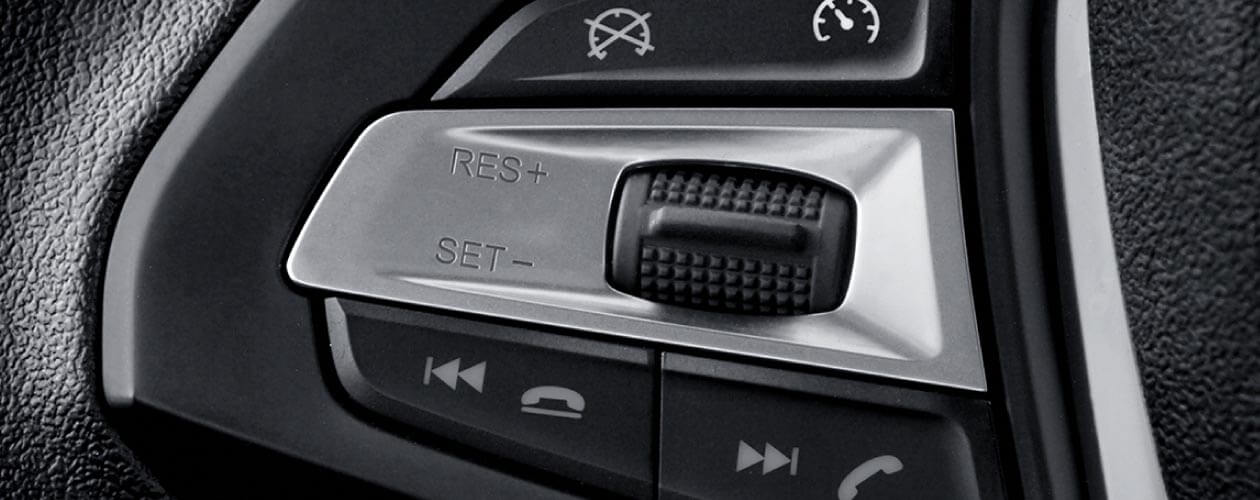 Un Auto Sedán con Control Crucero