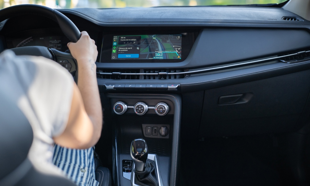 Vista interior de&nbsp;habitaculo&nbsp;del New CS15 con pantalla&nbsp;tactil&nbsp;y cambios&nbsp;automaticos.