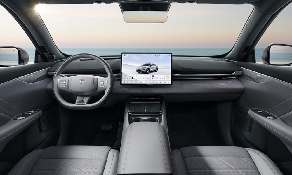 Vista interior de habitaculo del nuevo SUV Deepal S05 con diseño futurista y minimalista.