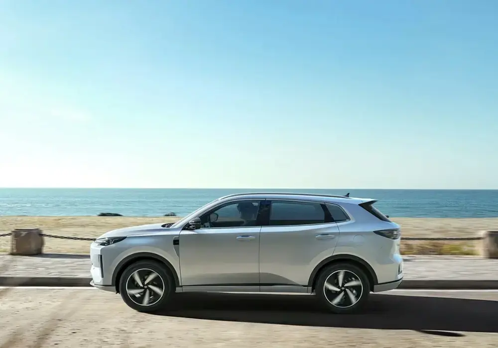 SUV híbrido eléctrico CS55 Plus iDD color plateado en la playa