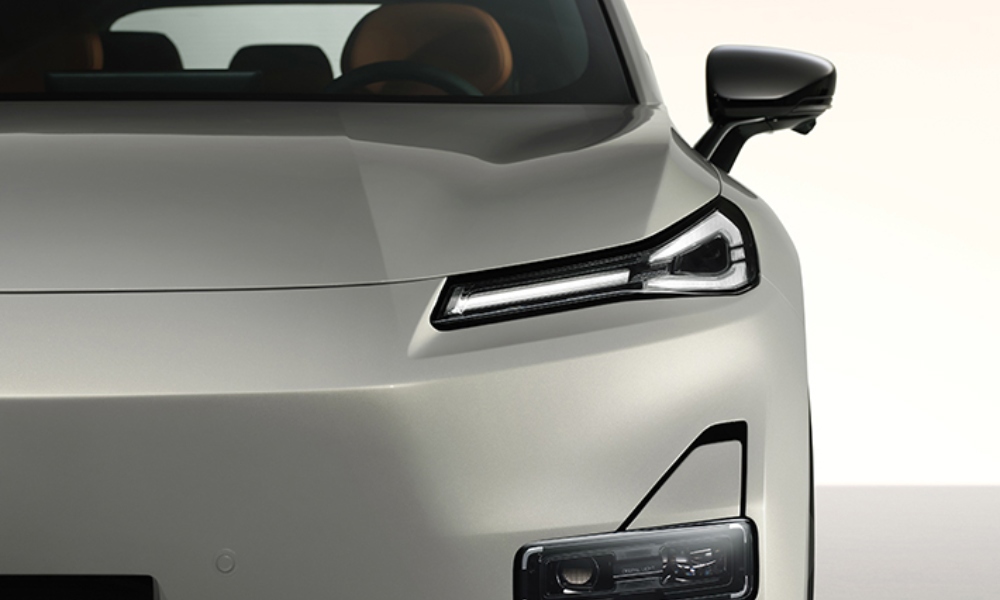 Vista de faro delantero de SUV híbrido eléctrico Deepal S05 con diseño minimalista y futurista.