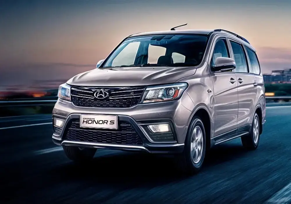 Minivan plateada Changan Honor S en movimiento sobre una carretera
