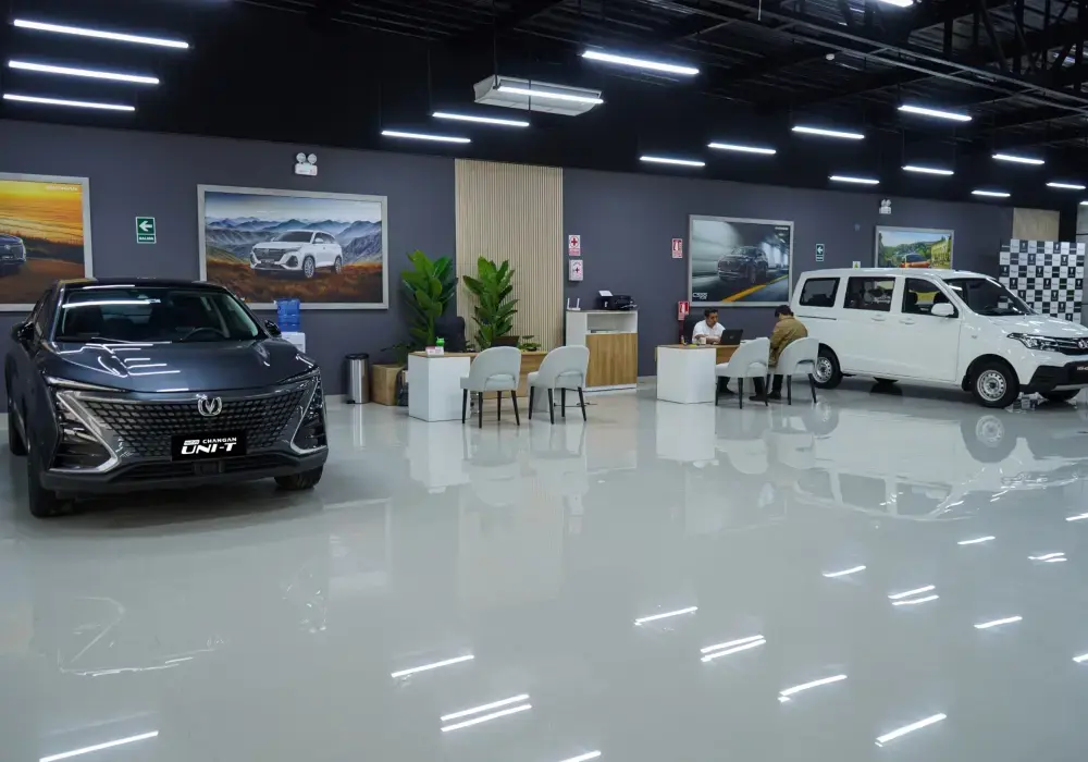 Modelos Changan en la nueva tienda en Trujillo.