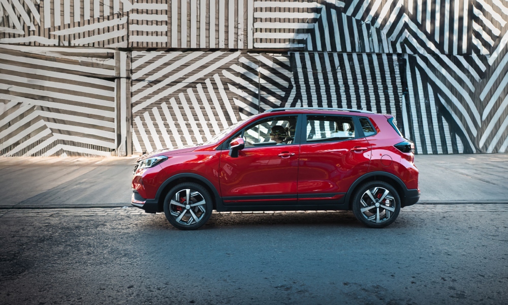 Vista lateral de SUV compacto Changan New CS15 color rojo.