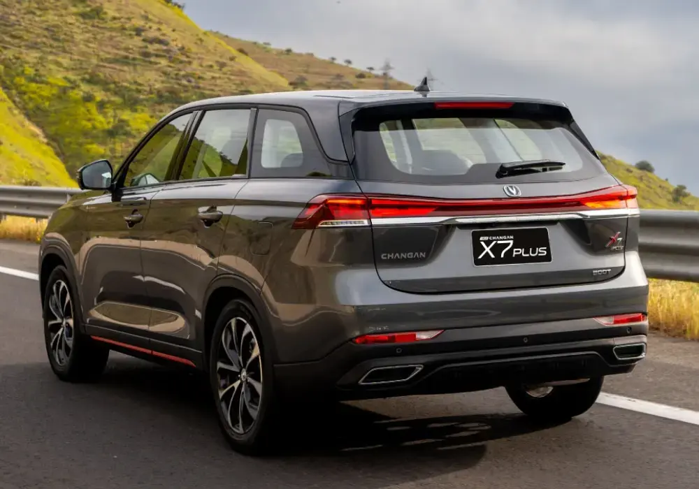 Parte trasera de un Changan X7 Plus gris oscuro en una carretera