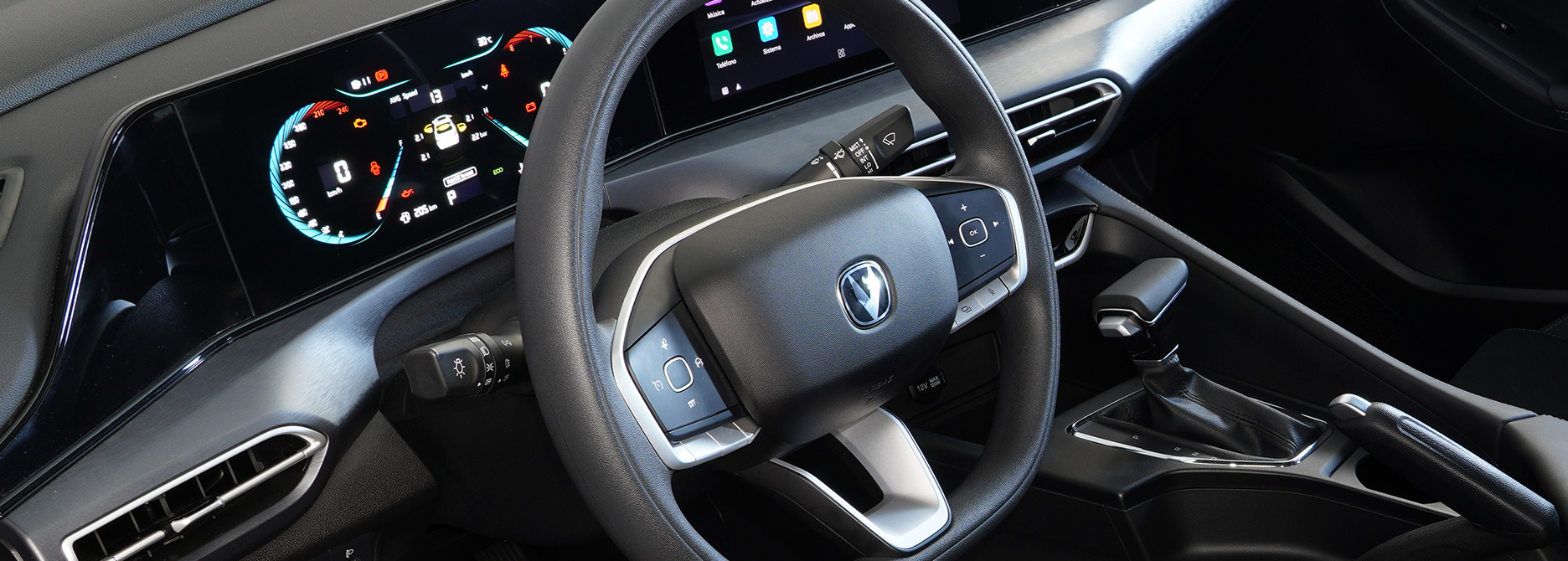 Un Auto Sedán con Control Crucero