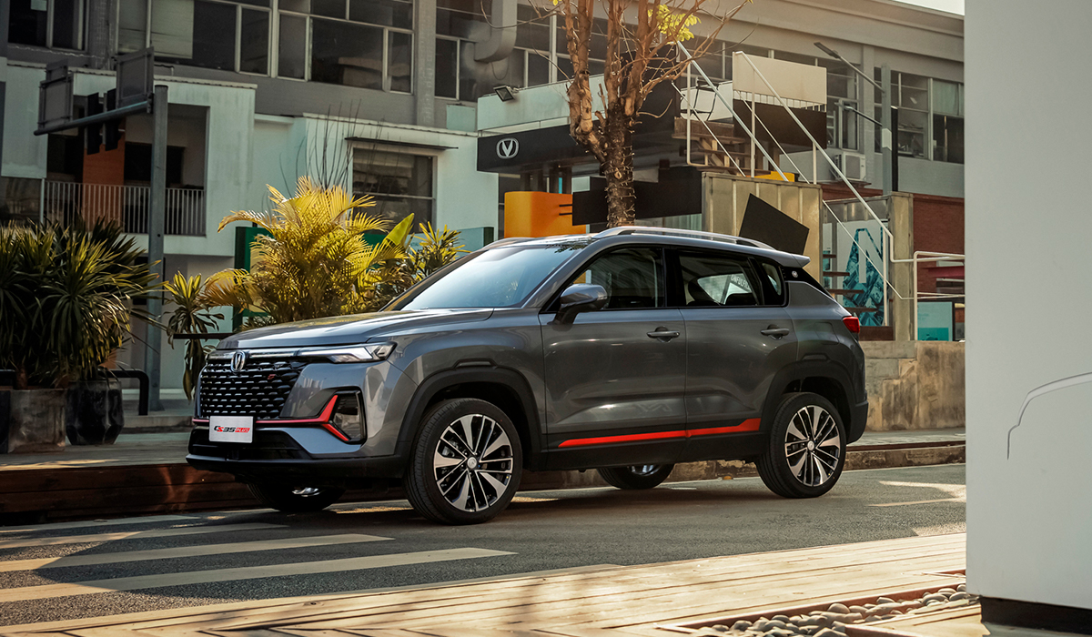 SUV Changan CS35 Plus gris estacionado en una calle urbana.