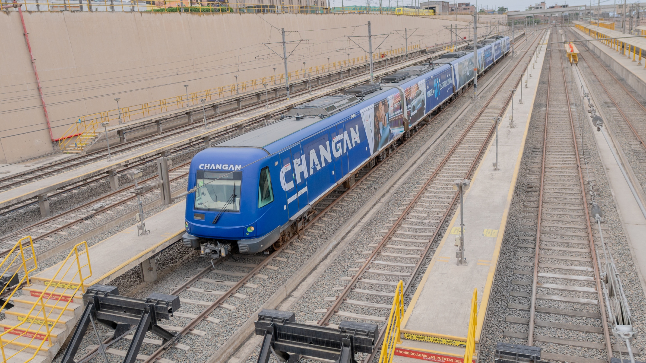 Tren de la línea 1 del metro de Lima brandeado por Changan Perú.