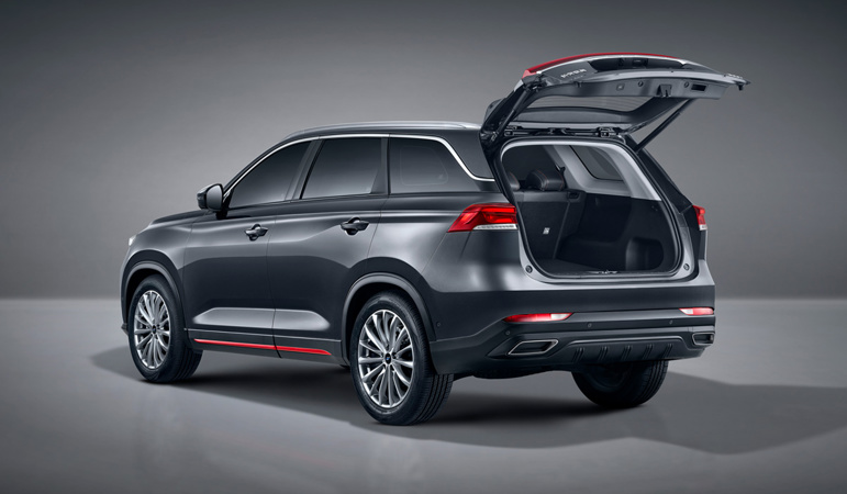 Vista trasera de un SUV Changan X7 PLUS de color gris con el maletero abierto, mostrando su diseño elegante y espacioso.