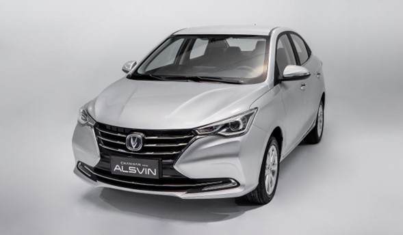 Changan Alsvin, sedán de cuatro puertas, diseño frontal moderno con parrilla cromada y faros LED.