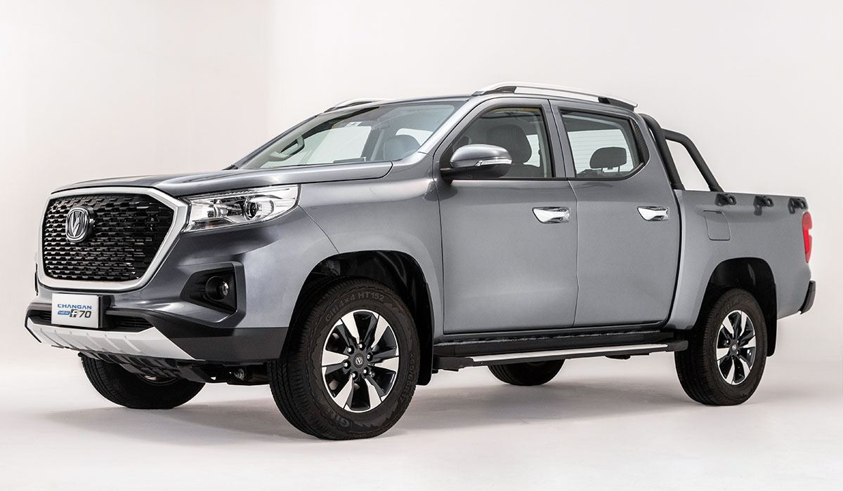 Changan F70, camioneta gris con diseño moderno y parrilla frontal destacada.