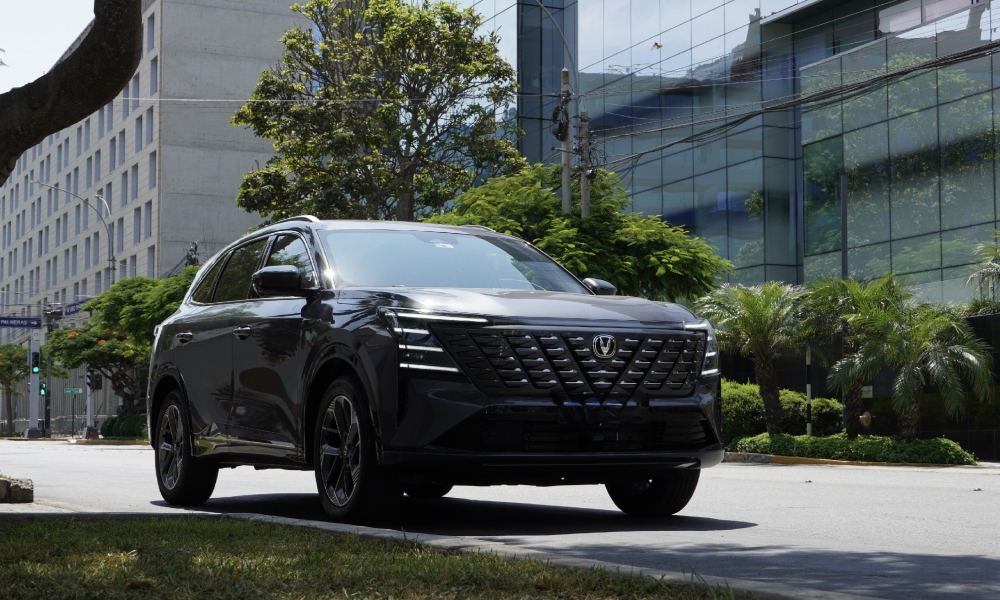 Nuevo SUV CS75 plus color negro estacionado en calles de la ciudad.