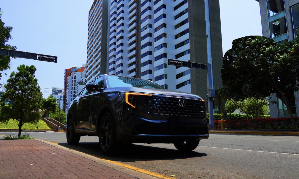 Nuevo SUV Changan CS55 Plus color negro estacionado sobre la autopista.