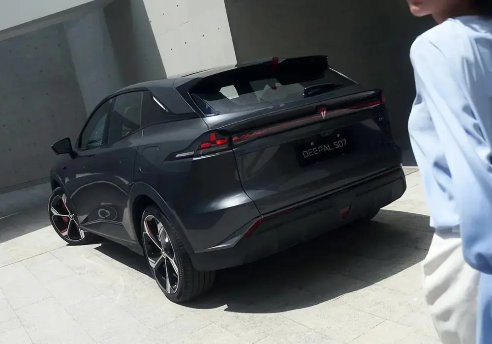 Vista trasera de un vehículo eléctrico Deepal S07