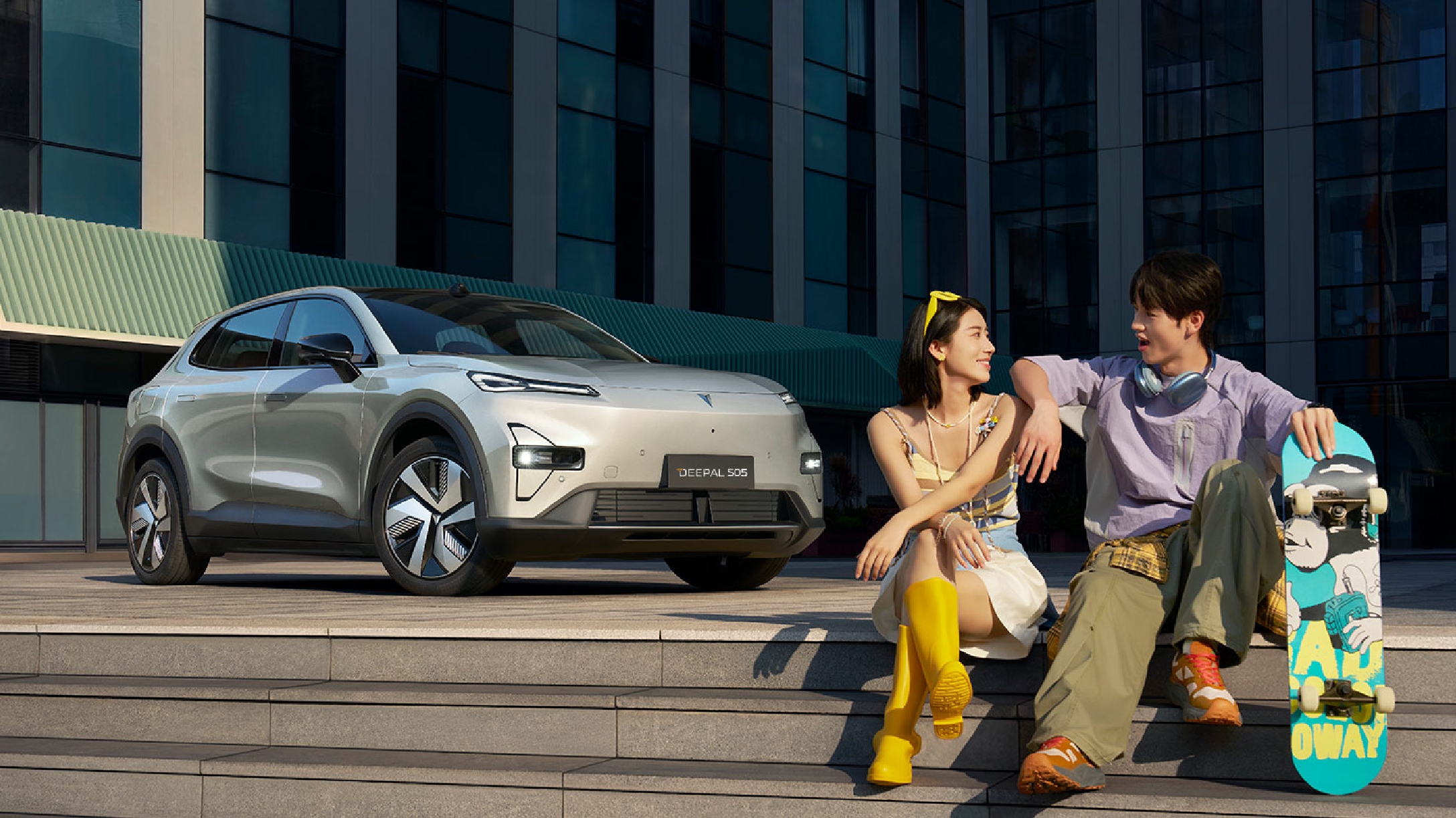Personas sentadas al frente del nuevo SUV híbrido eléctrico Deepal S05 color gris con diseño futurista.