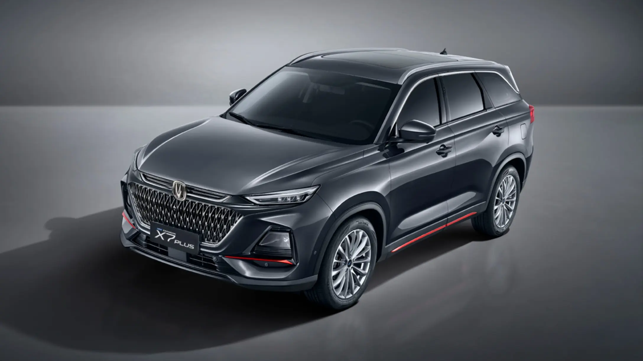 SUV 7 pasajeros Changan X7 Plus de color gris oscuro