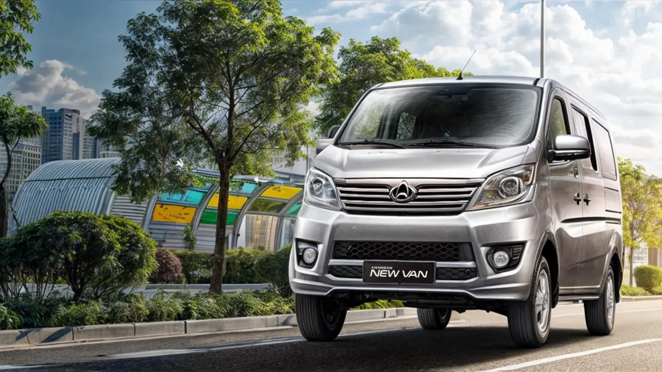 Changan New Van circula por una calle de la ciudad con edificios