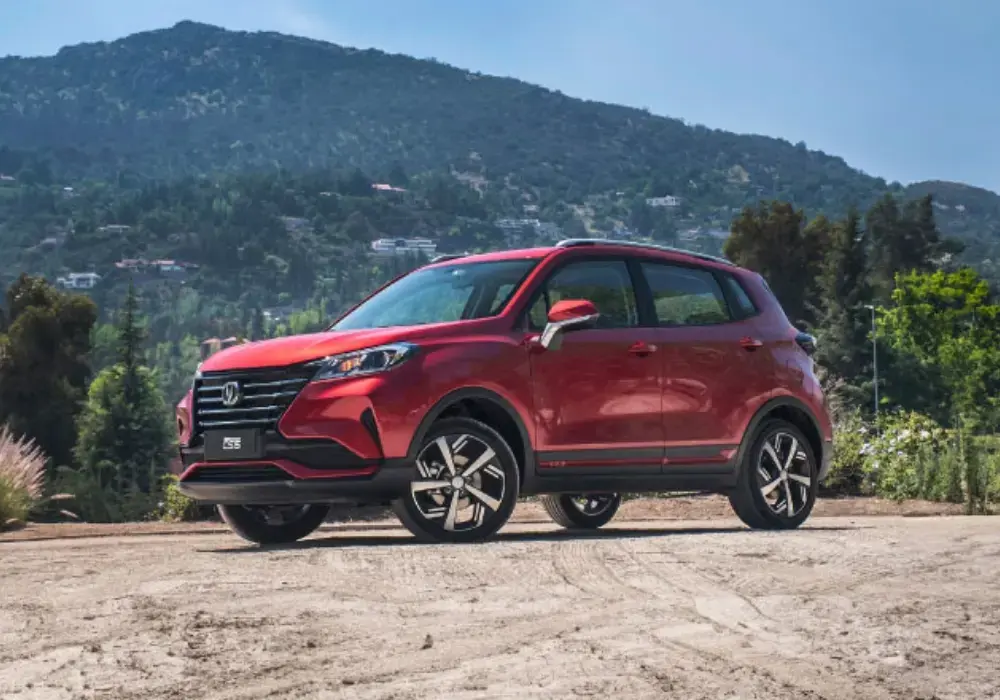 Changan New CS15 rojo estacionado en un entorno urbano