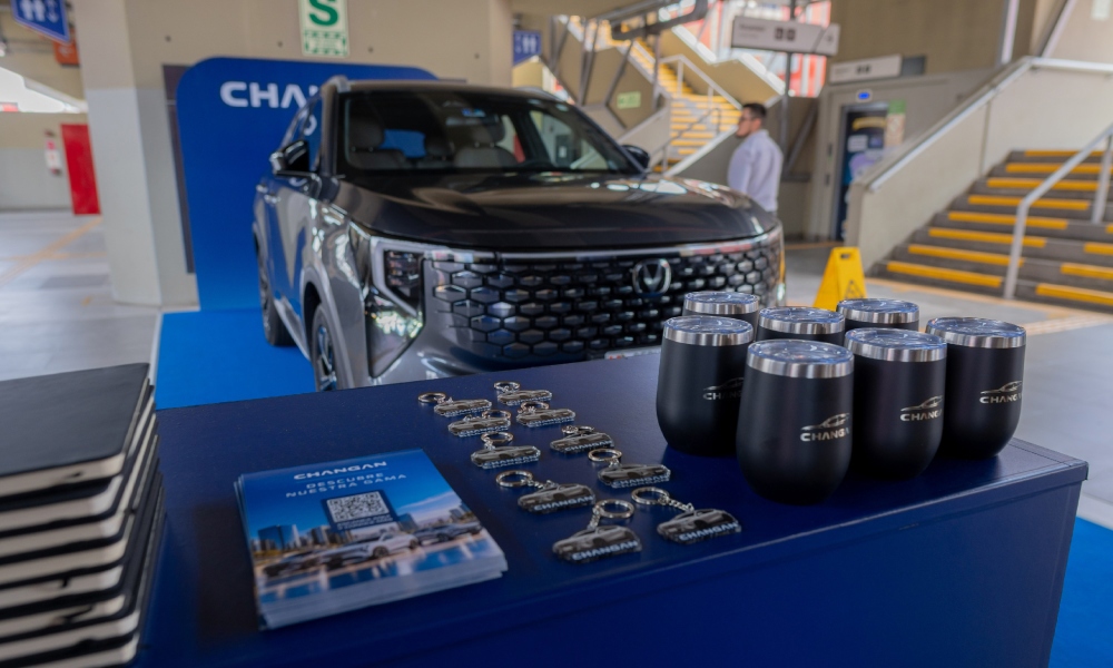 Vista de modelo Changan y recordatorios de campaña de branding para la Linea 1 del Metro de Lima.