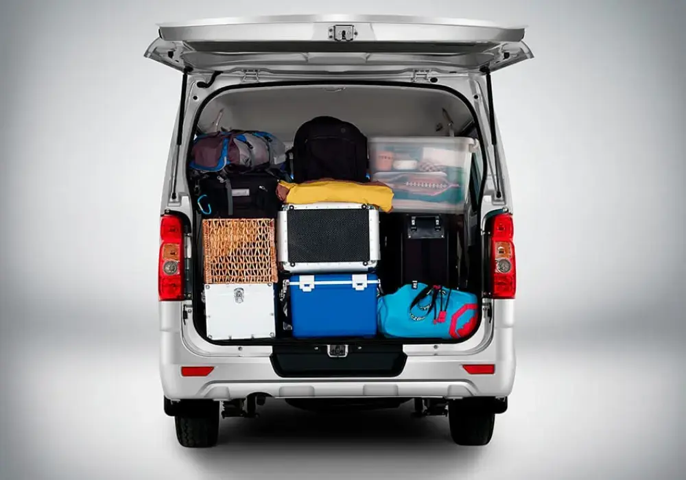 Changan Grand Van Turismo plateada cargada con varias maletas