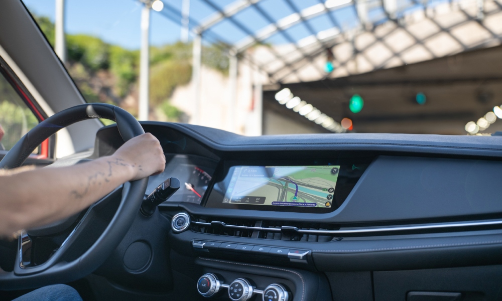 Persona con las manos sobre el volante de al SUV compacta&nbsp;New CS15 de Changan con&nbsp;habitaculo&nbsp;con pantallas digitales.