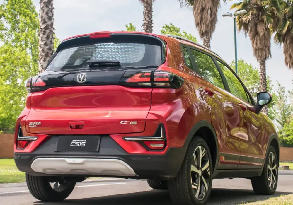 Parte trasera de un Changan New CS15 rojo.