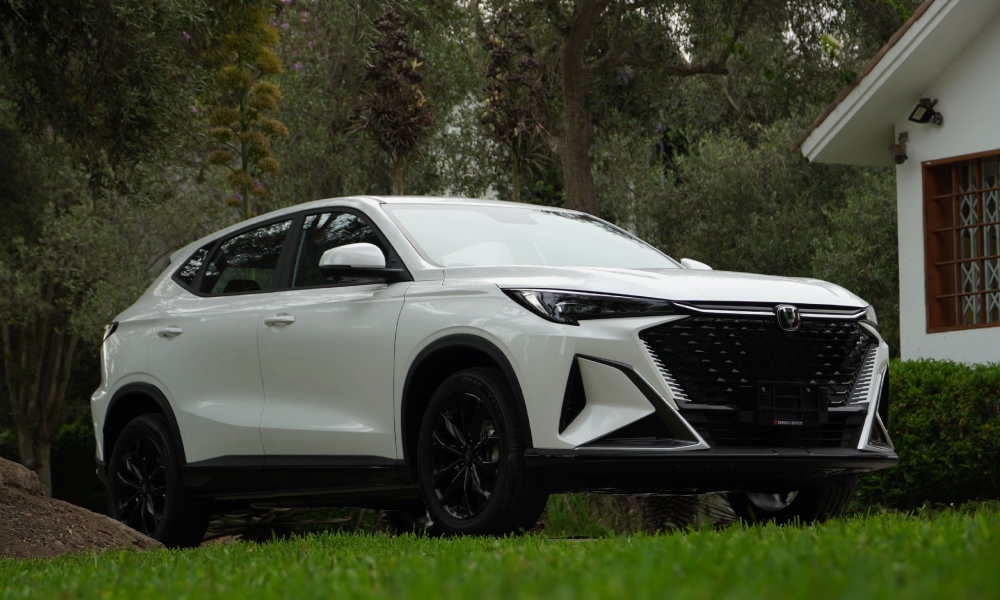 Nuevo SUV preparado para la aventura: Changan CS35 Max color blanco.