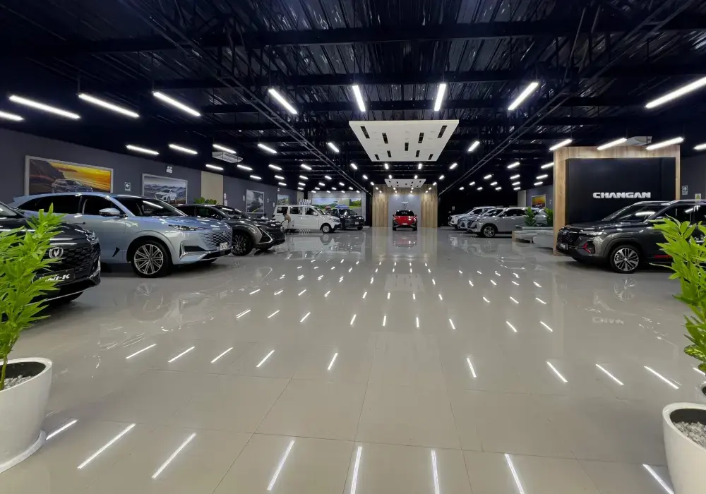 Interior nueva tienda Changan en Trujillo.