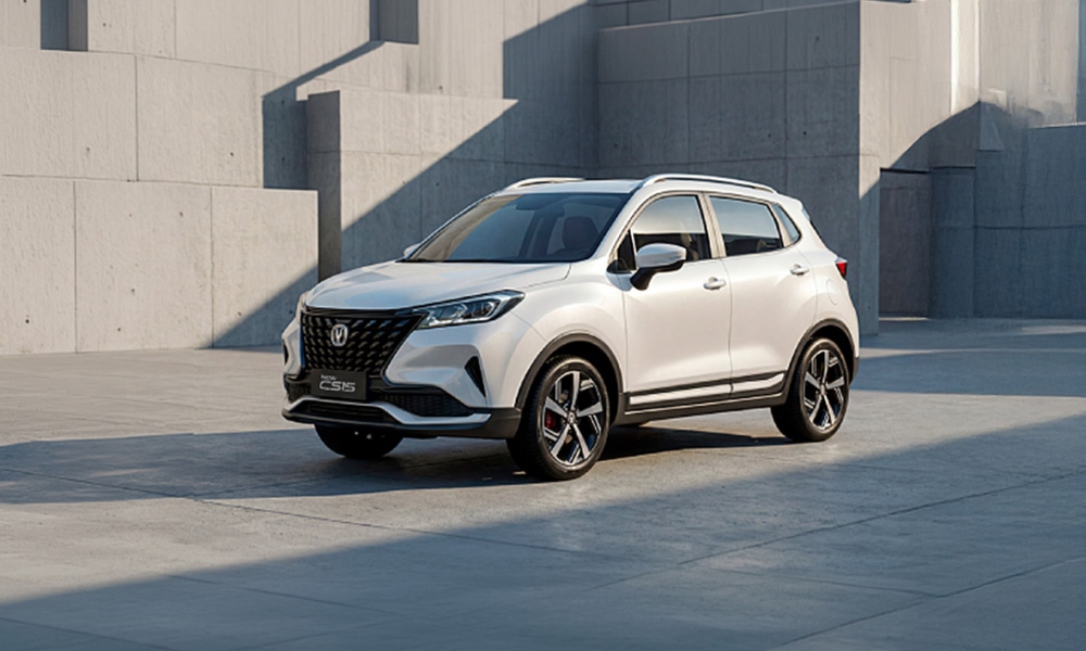 SUV compacto Changan CS15 color blanco con rines de lujo.